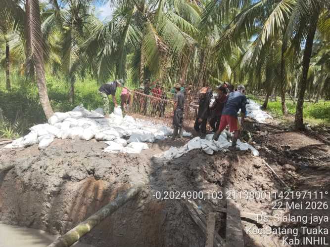 Babinsa Sialang Jaya Gerakkan Gotong Royong, Percepat Pembangunan Jembatan Garuda Penghubung Desa