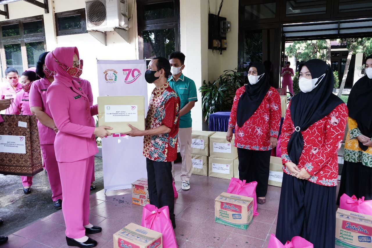 Bangun MCK dan Bagikan Sembako Kepada Pekerja di TPA Muara Fajar, Ketua Daerah Bhayangkari Riau Nyonya Nindya Iqbal : Mereka â€˜Pahlawanâ€™