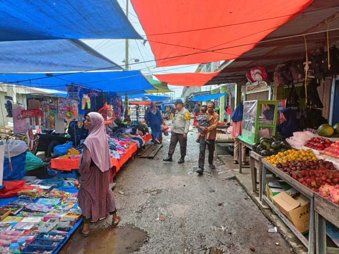Bhabinkamtibmas Desa Belantaraya Aiptu Edysah Putra Bangun Patroli Sambang ke Pasar mingguan