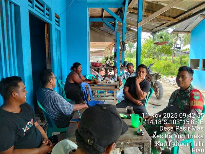 Babinsa menjaga sinergitas dengan tokoh masyarakat Desa Pasir Mas: