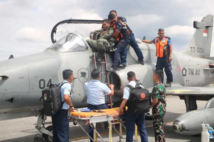 Reaksi Cepat Personil Lanud Rsn Evakuasi Pilot Saat Emergency Landing Pesawat Tempur Hawk