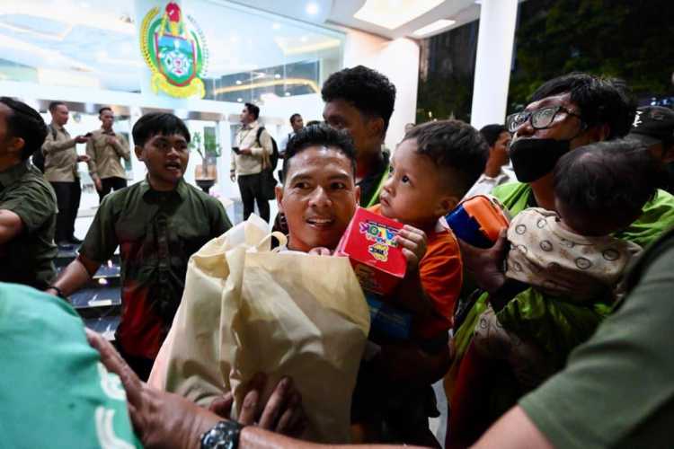 Malam Takbiran di Medan, Presiden Prabowo Salurkan Ribuan Paket Sembako untuk Warga Sumatra Utara