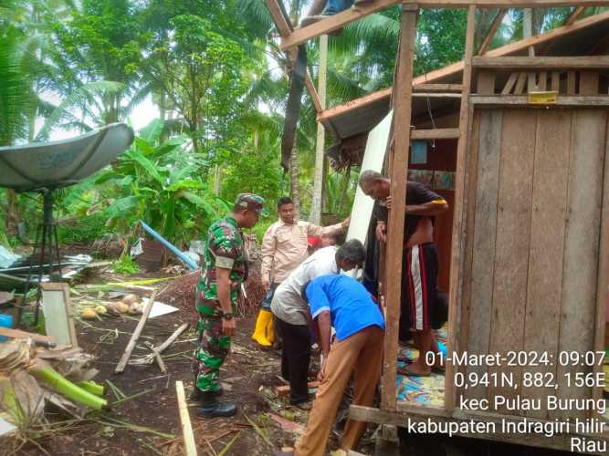 Hidupkan Tradisi Dahulu,Babinsa Bangunkan Rumah Warga Yang Tertimpa Bencana