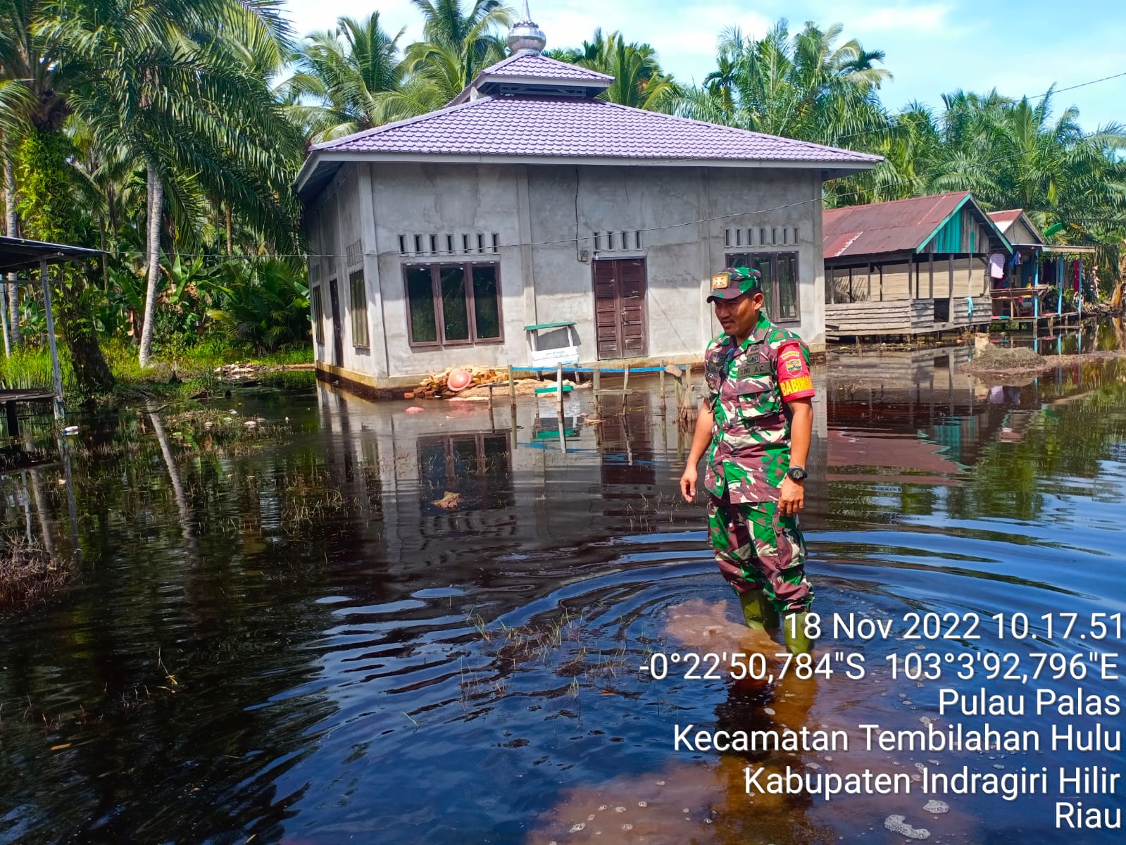 Babinsa Pulau Palas Aktif Pantau Banjir di Dusun Sungai Buluh