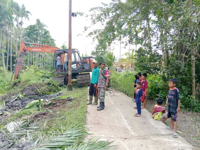 Progres Normalisasi Parit Program TMMD Ke -123  di Parit 4 dan 6 Desa Sialang Panjang Masih Berjalan