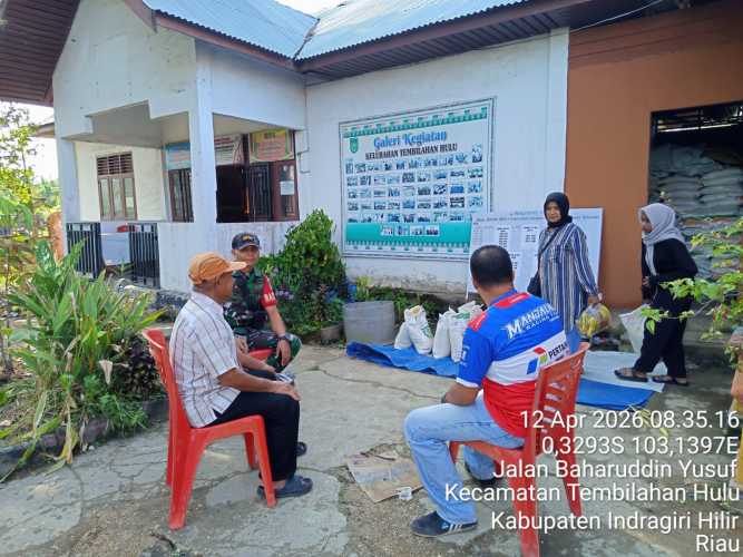 Babinsa Serda Ronald Manalu Lakukan Pendampingan Penyaluran Bantuan Pangan di Hari Terakhir