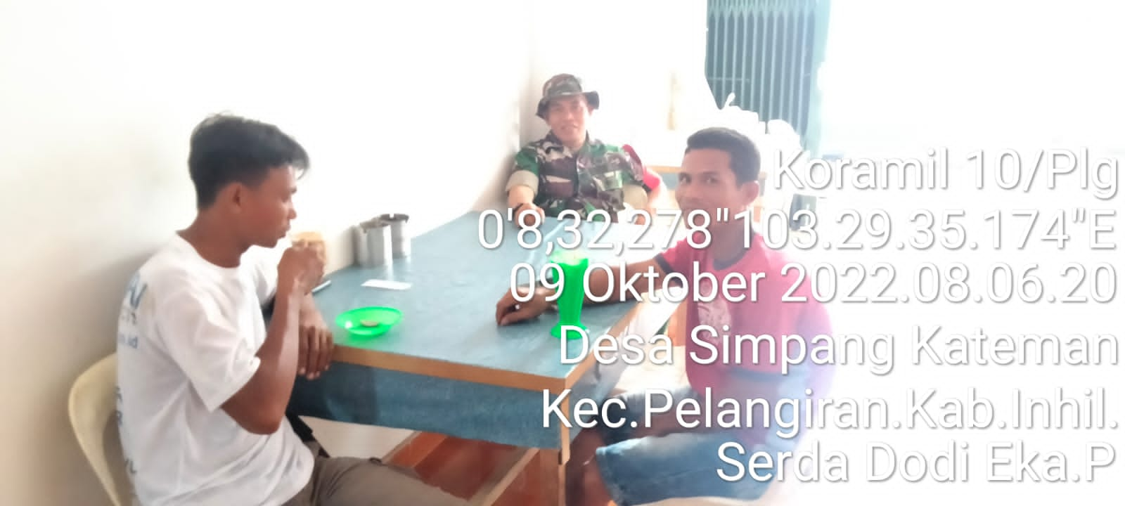 Serda Dodi Eka Putra Babinsa Koramil 10/Pelangiran Bincang Pagi Soal Lingkungan