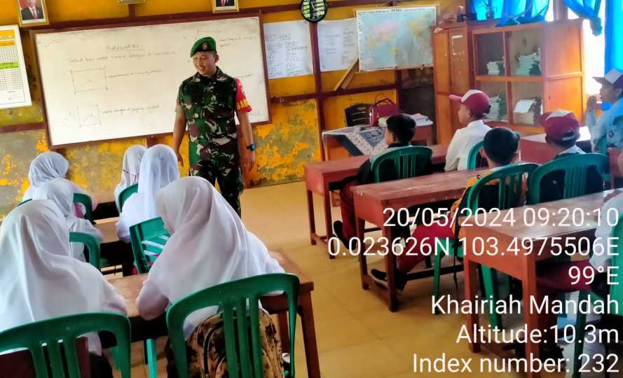 Babinsa Mandah Latih Kedisiplinan Para Siswa SD