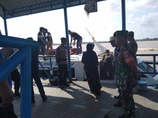 Babinsa Serka M. Yasin Kawal Pengamanan Pemberangkatan Kapal Jelang Idul Fitri 1447 H