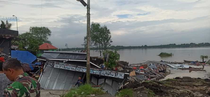 Pemkab Inhil Tetapkan Tanggap Darurat Pasca Longsor Tembilahan, Larangan Kendaraan 8 Ton Lebih Berlaku