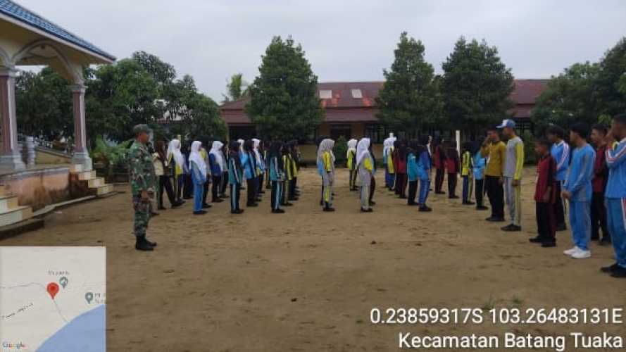 Babinsa Sungai Piring Disiplinkan Siswa Sekolah dengan Latihan Baris Berbaris