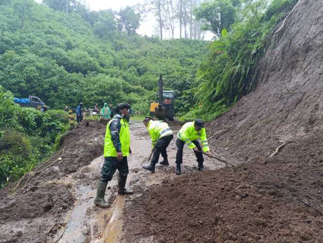 Polres Malang Terjunkan Tim Tanggap Bencana Tangani Longsor di Jalur Wisata Bromo