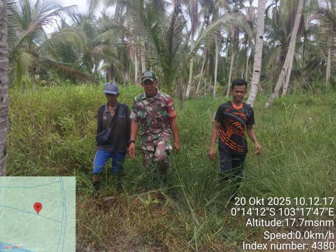 Babinsa Koramil 12/Batang Tuaka Laksanakan Patroli Tapal Batas di Wilayah Perbatasan Desa