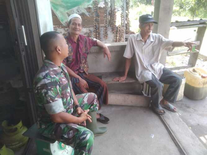 Babinsa Sungai Luar Temu Wicara dengan Warga