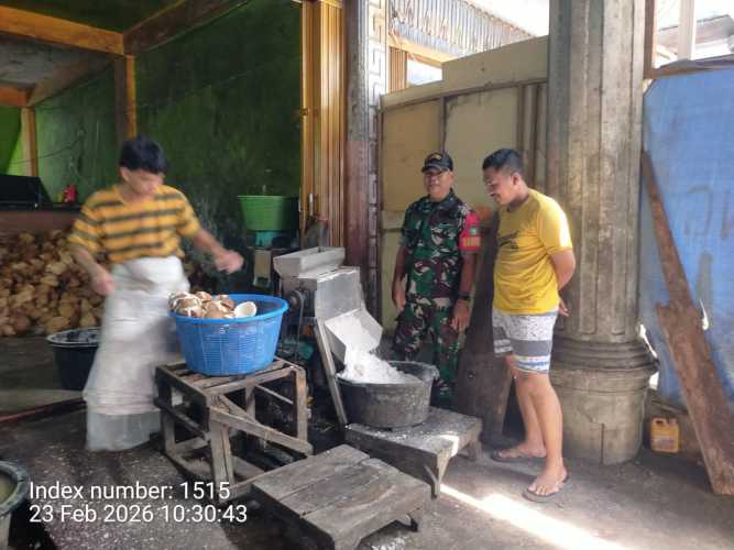 Babinsa Koramil 12/Batang Tuaka Pantau Pergerakan Harga Kelapa Selama Ramadhan