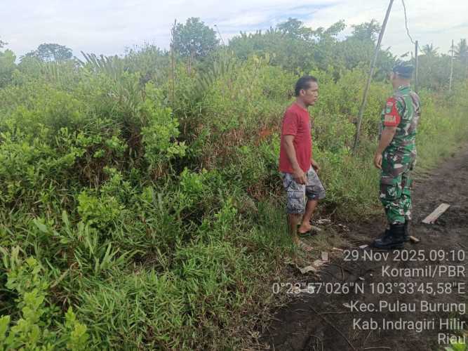 Babinsa  menjaga wilayah dari potensi bencana melalui patroli tapal batas: