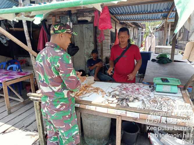 Babinsa Monitoring Harga Ikan di pasar Tradisional