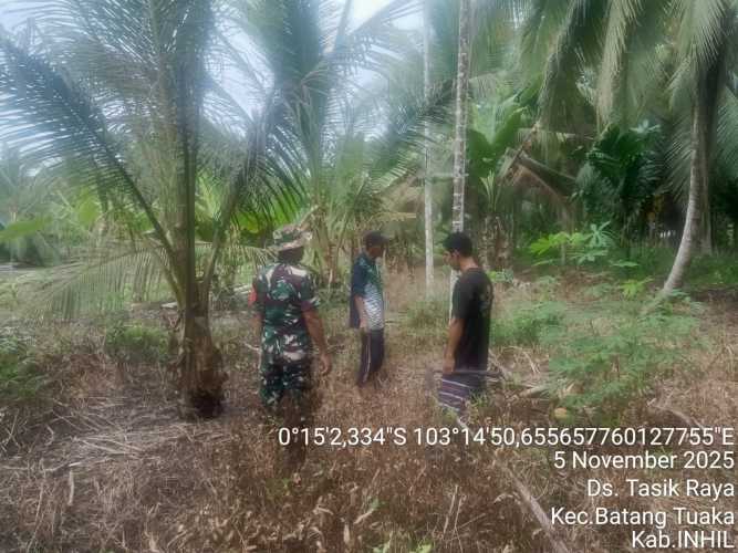 Babinsa Koramil 12/Batang Tuaka Giat Patroli Tapal Batas untuk Menjaga Kelestarian Alam dan Keamanan Wilayah