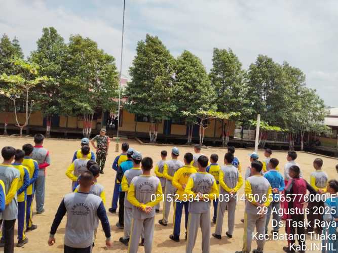 Implementasikan Wasbang,Babinsa Koramil 12/Btk Kodim 0314/Inhil Gelar Pelatihan PBB untuk Siswa SMA
