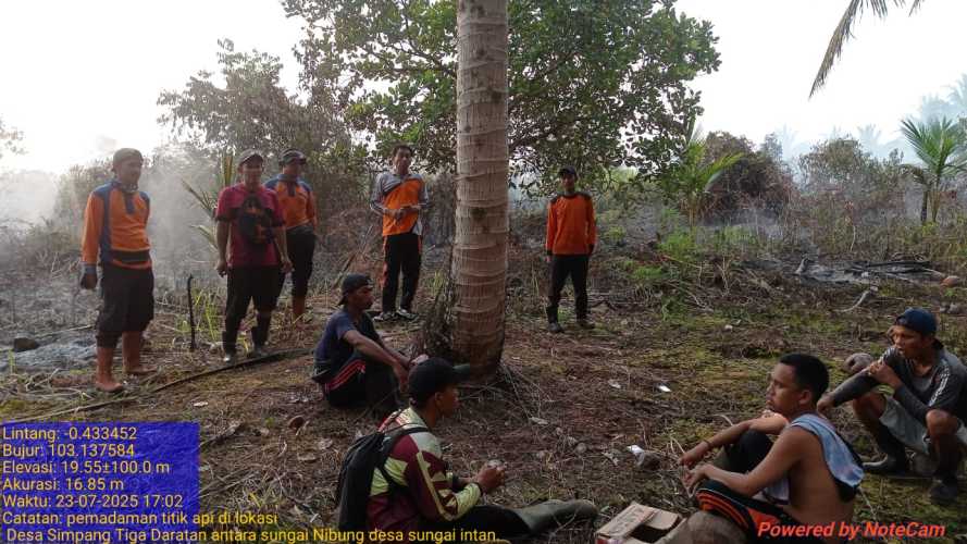 Masyarakat  Peduli Api Desa Simpang Tiga Daratan Padamkan Titik Api di Perbatasan
