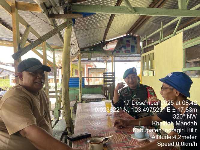 Babinsa Koramil 08/Mandah Laksanakan Komsos Membangun Komunikasi Kamtibmas Dengan Warga