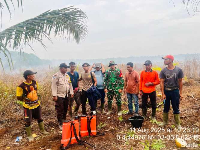 Babinsa Kopda Hendri Gercep dalam pendinginan lahan terbakar: