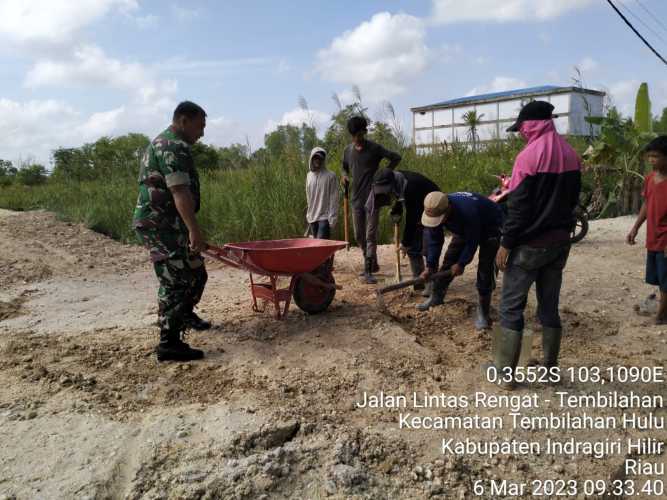 Babinsa Tembilahan Hulu Barat Bantu Warga Timbun Jalan