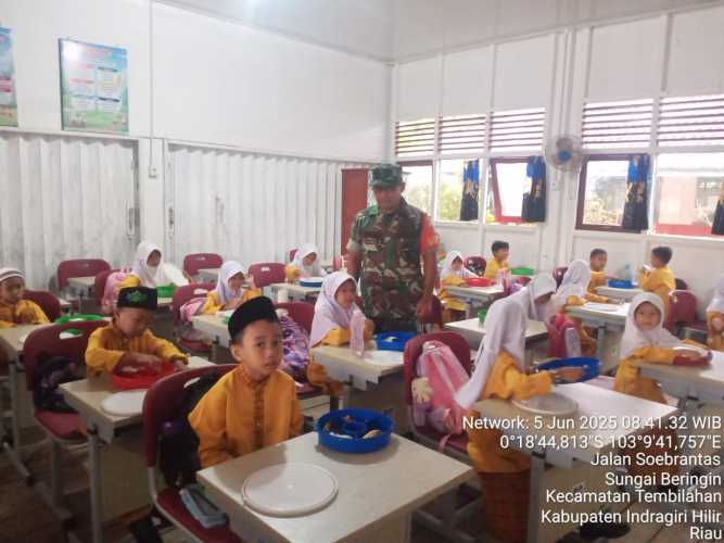 Dengan Program MBG, Sertu Anton memberikan edukasi tentang pentingnya gizi seimbang