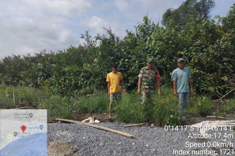 Babinsa Sertu Januar Proaktif Cegah Karhutla melalui Patroli dan Edukasi di Desa Sei Junjangan