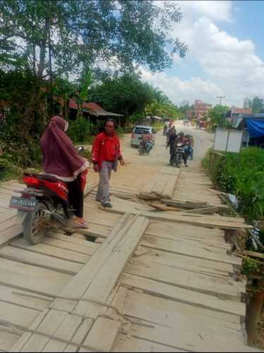 Jembatan Kayu Parit Landang Hingga Kini Tak Kunjung di Beton