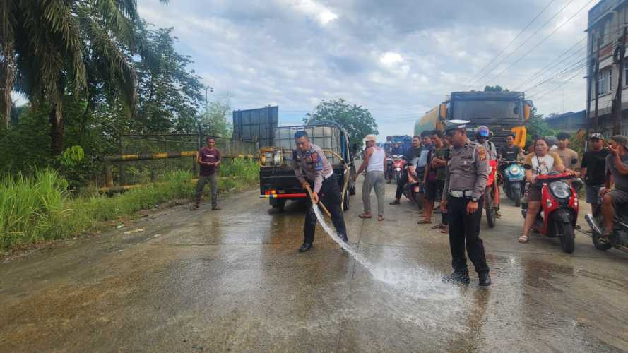 CPO Basahi Jalan Lintas Duri, Polantas Bengkalis Tangani Tabrakan Beruntun 4 Truk Fuso