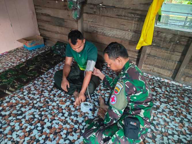 Babinsa Koramil 11/Pulau Burung Gelar Pengobatan Gratis dalam Rangka TMMD Ke-123 di Desa Karya Tunas Jaya