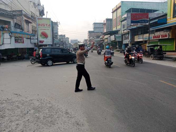 Sat Lantas Polres Batu Bara Laksanakan Pengaturan Lalu Lintas untuk Menjaga Kamseltibcar lantas