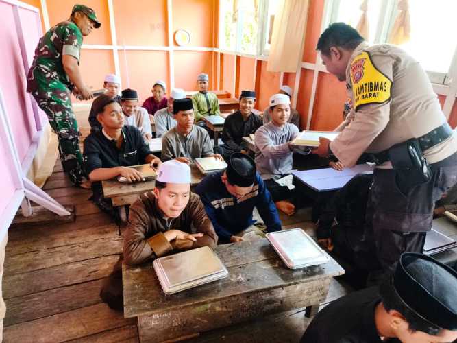 Babinsa Serda Miskal Dampingi Pembagian Makan Bergizi Gratis di Ponpes Al Baqiyatussakdiyah