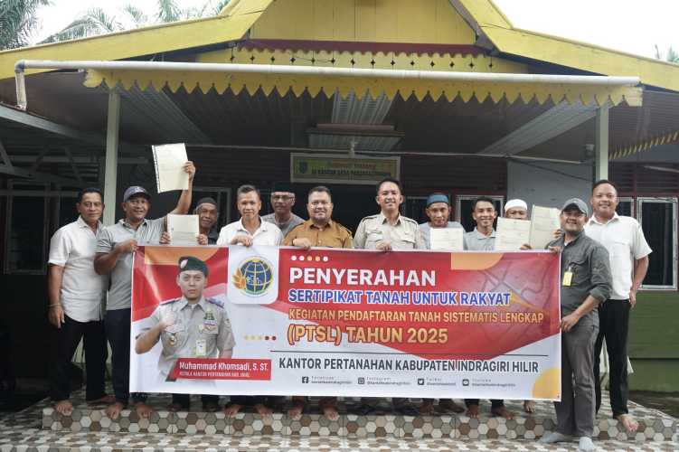 Kantah Inhil Serahkan 100 Sertipikat Elektronik kepada Warga Desa Pasenggrahan