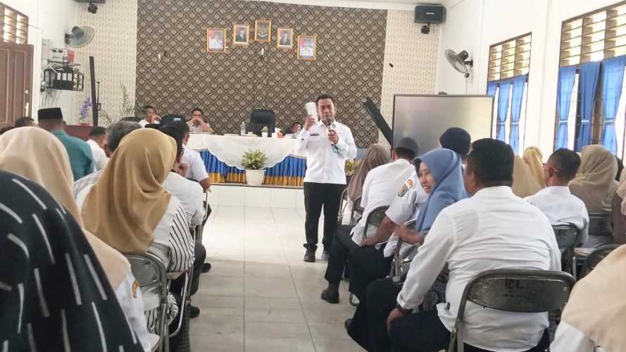 Pasca Dilantik Kadis Pendidikan Pimpin Rapat Perdana Bersama  Kepala SMP