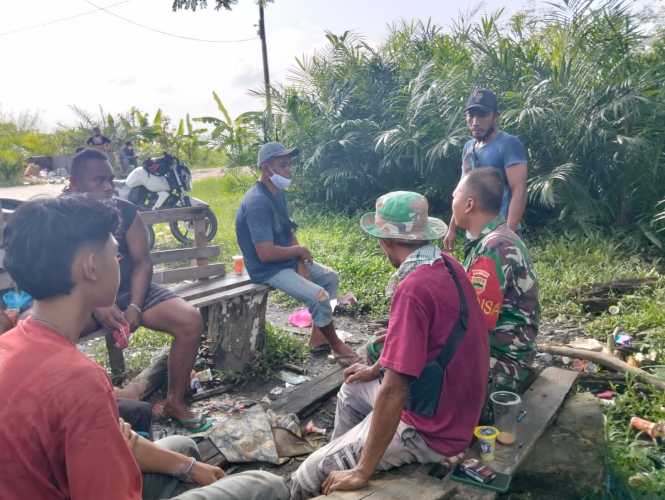 Babinsa Sertu Suratno Jalin Silaturahmi dan Himbau Keamanan di Kampung Pancasila
