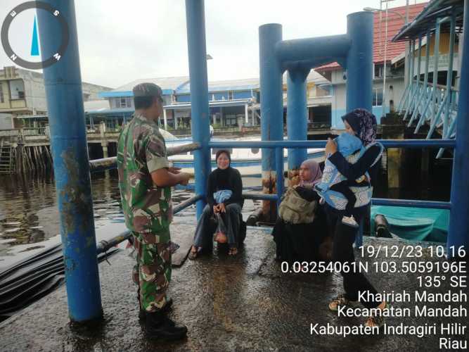 Babinsa Memperhatikan Keselamatan Para Penumpang di Pelabuhan