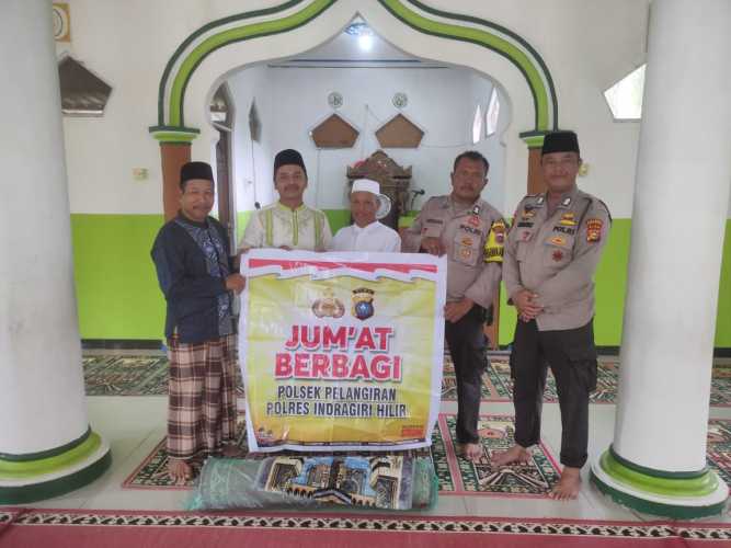 Polsek Pelangiran Gelar Jumat Berbagi di Masjid Nurul Huda Desa Catur Karya