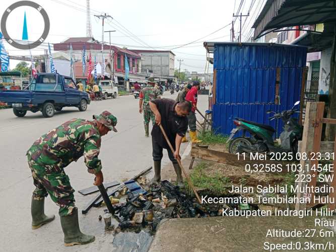 Babinsa Koramil 01/Tembilahan Sertu Anton Bersama Pemerintah Kelurahan Tembilahan Hulu Gotong Royong Pembersihan Drainase