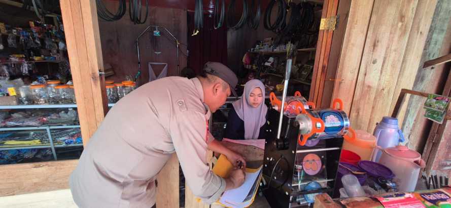 Dekatkan Diri dengan Warga, Bhabinkamtibmas Rotan Semelur Polsek Pelangiran Gencarkan DDS Perkuat Harkamtibmas