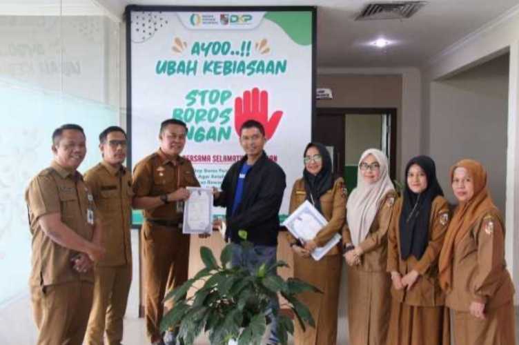 DKP Pekanbaru Berikan Sertifikat Izin Edar PSAT PDUK Pengelola Sayur Organik