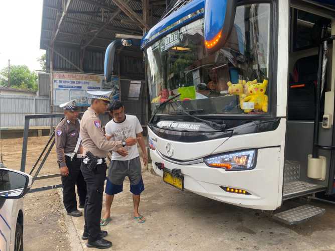 Sat Lantas Polres Inhil Gelar Operasi Keselamatan 2025, Cek Kendaraan Angkutan Yang Masuk Ke Kota Tembilahan
