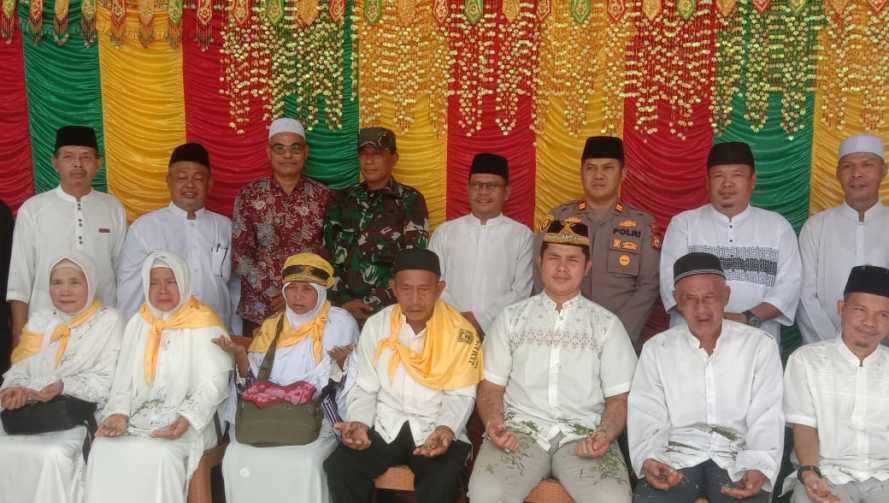 Mewakili Danramil, Peltu Rafli Mengikuti Pelepasan Jamaah Calon Haji Kecamatan Pulau Burung 2024