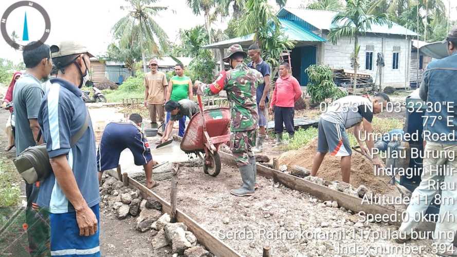 Babinsa Mendukung Pembenahan Jalan Poros Desa