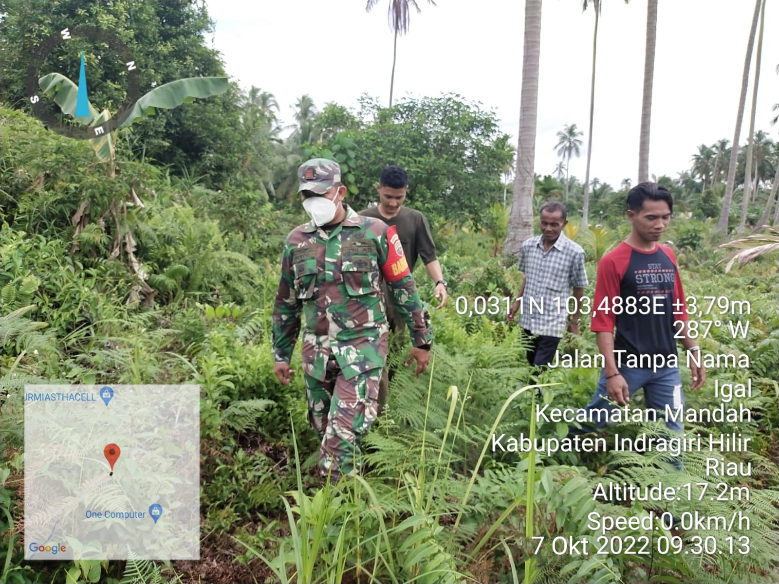 Praka Hendri Babinsa Koramil 08/Mandah Mengendalikan Titik Asap