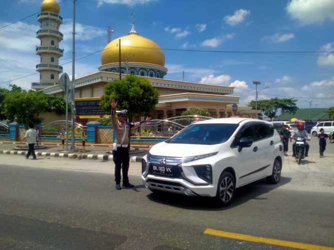Sat Lantas Polres Batu Bara Laksanakan Pengaturan Lalu Lintas Saat Sholat Jumat di Beberapa Mesjid