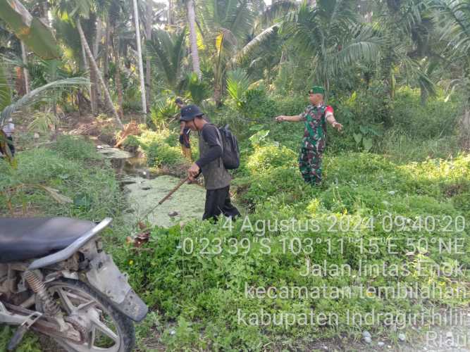 Bantu Pengeluaran Hasil Petani, Sertu M. Yasin Bersihkan Kiri Kanan Parit