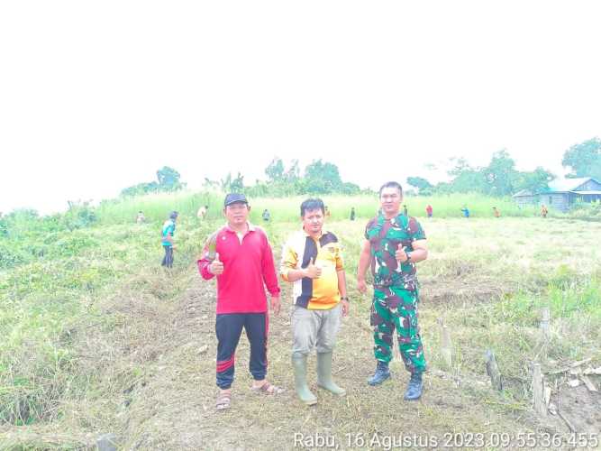 Sambut HUT RI Babinsa ajak warga pembersihan lingkungan