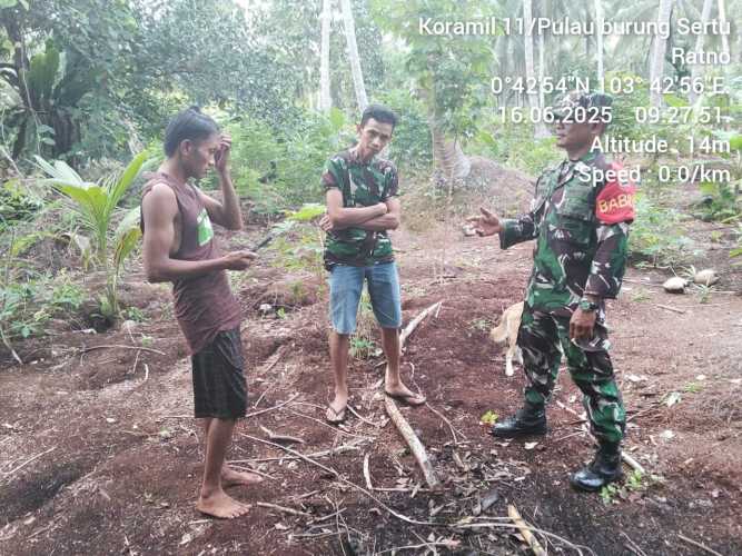 Babinsa Koramil 11/Pulau Burung Pantau Situasi Karhutla di Desa Pulau Burung